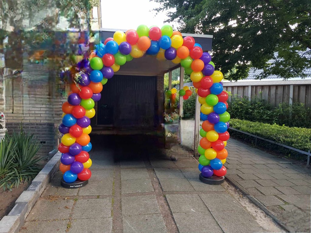 Ballonnenboog met veel kleuren foto